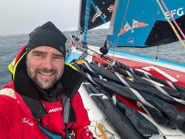 Boris Herrmann macht ein Selfie auf seinem Boot.