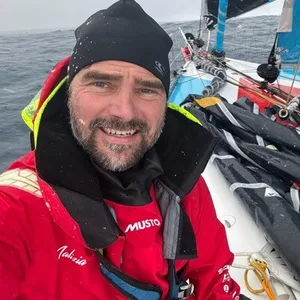 Boris Herrmann macht ein Selfie auf seinem Boot.