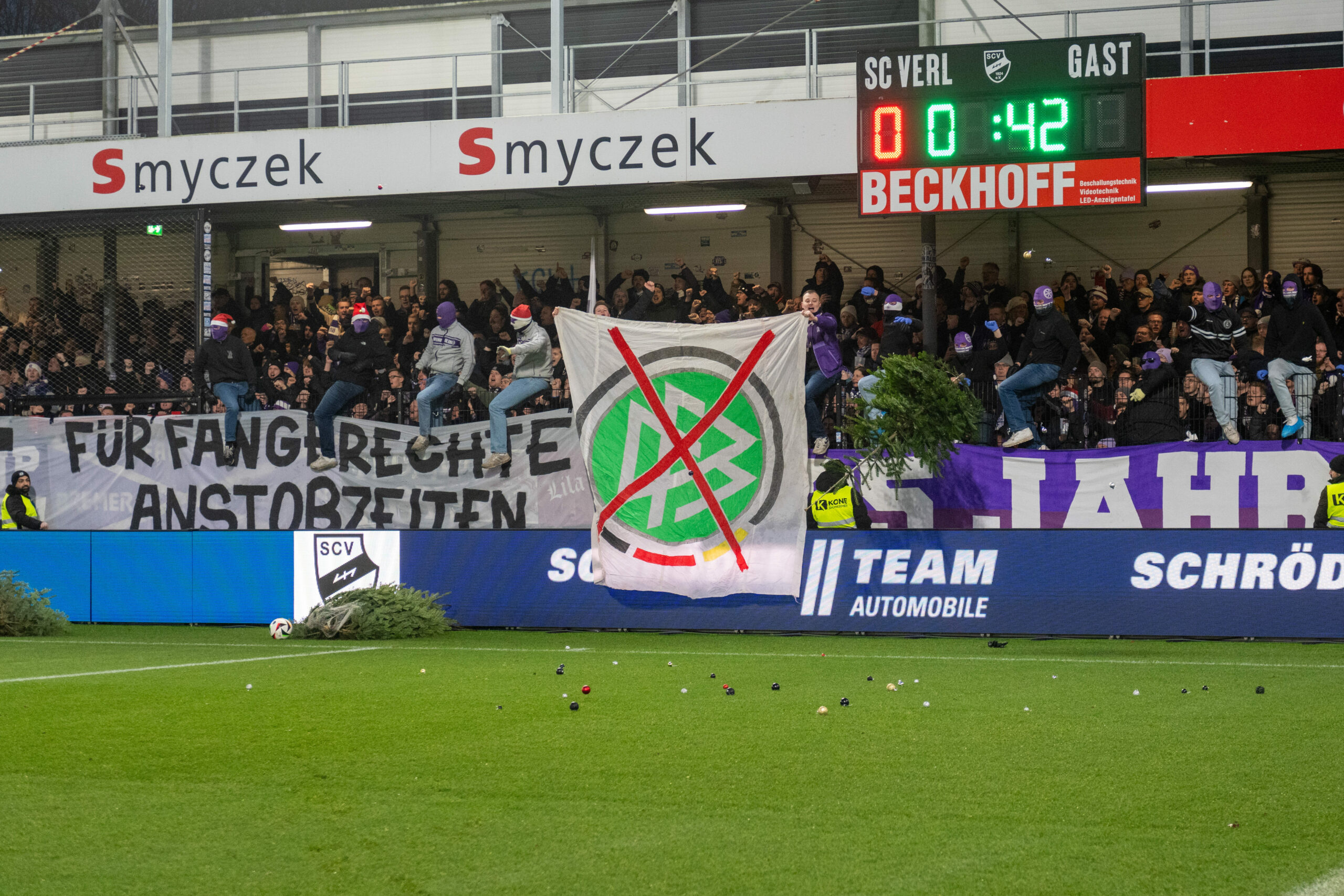 Fans des VfL Osnabrück schmeißen Tannenbäume auf das Spielfeld