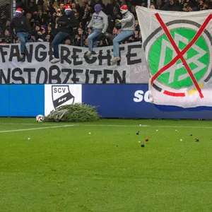 Fans des VfL Osnabrück schmeißen Tannenbäume auf das Spielfeld