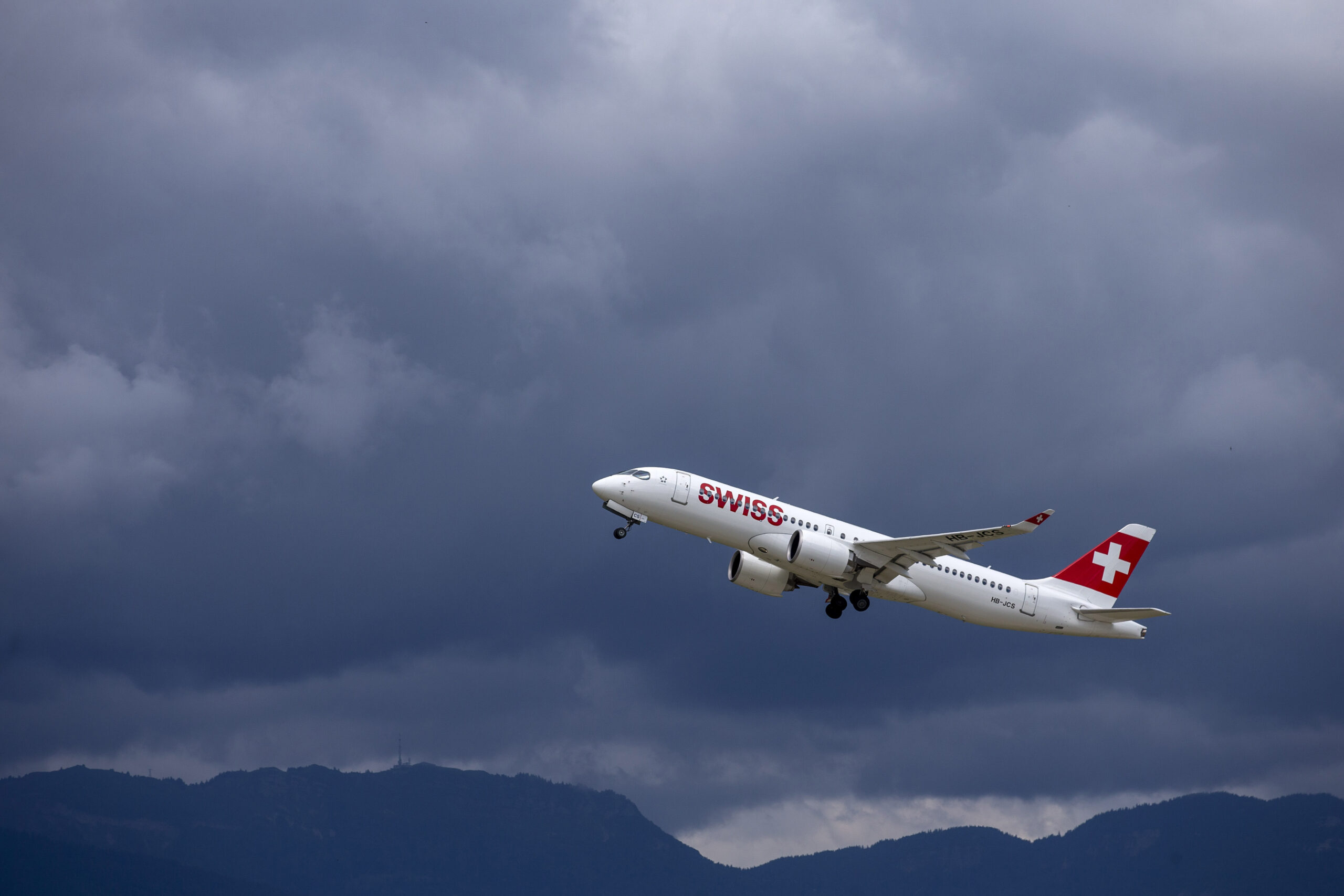 Ein Flugzeug des Typs Airbus A220-300 (HB-JCS) von Swiss International Air Lines startet am Genfer Flughafen.