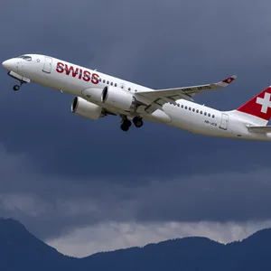 Ein Flugzeug des Typs Airbus A220-300 (HB-JCS) von Swiss International Air Lines startet am Genfer Flughafen.