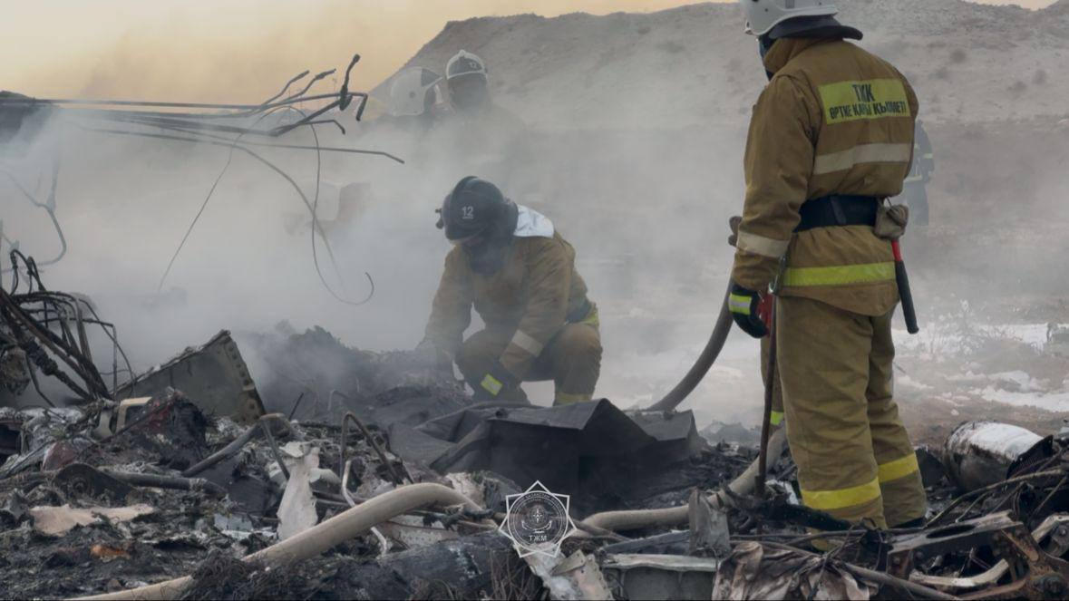 Rettungskräfte sind an der Absturzstelle im Einsatz.