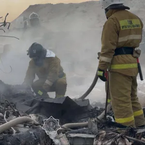 Rettungskräfte sind an der Absturzstelle im Einsatz.