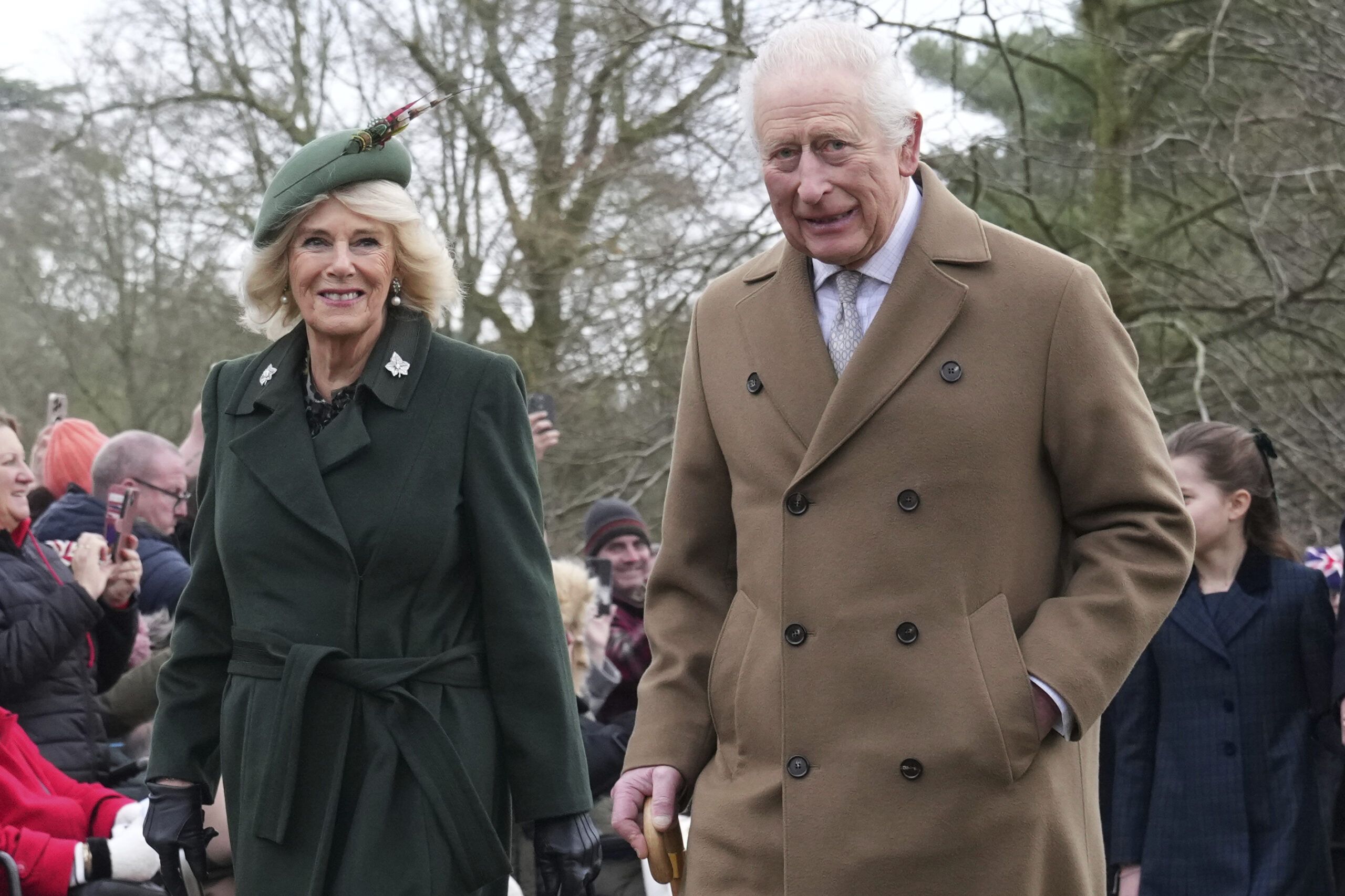 König Charles und Königin Camilla auf dem Weg zum Weihnachtsgottesdienst.