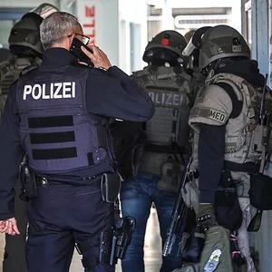 Die Polizei, darunter auch Angehörige des SEK, stürmten die Wohnung eines 20-Jährigen in Hagen.