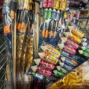 Verpackte Böller und Leuchtraketen liegen in einem Supermarkt.