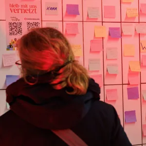 Wunschzettel kleben an der Wand einer U-Bahnstation.