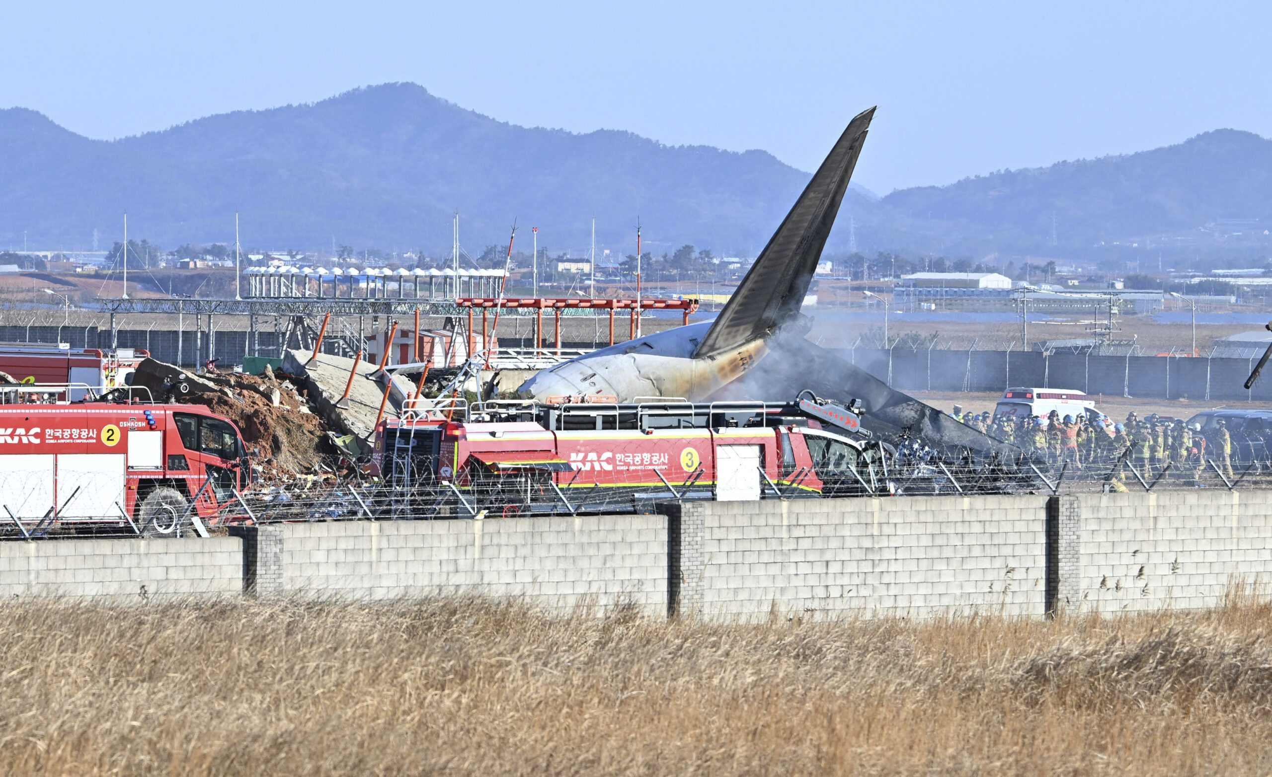 Bei der Landung am internationalen Flughafen von Muan in Südkorea ist ein Passagierflugzeug verunglückt.