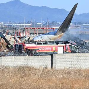 Bei der Landung am internationalen Flughafen von Muan in Südkorea ist ein Passagierflugzeug verunglückt.
