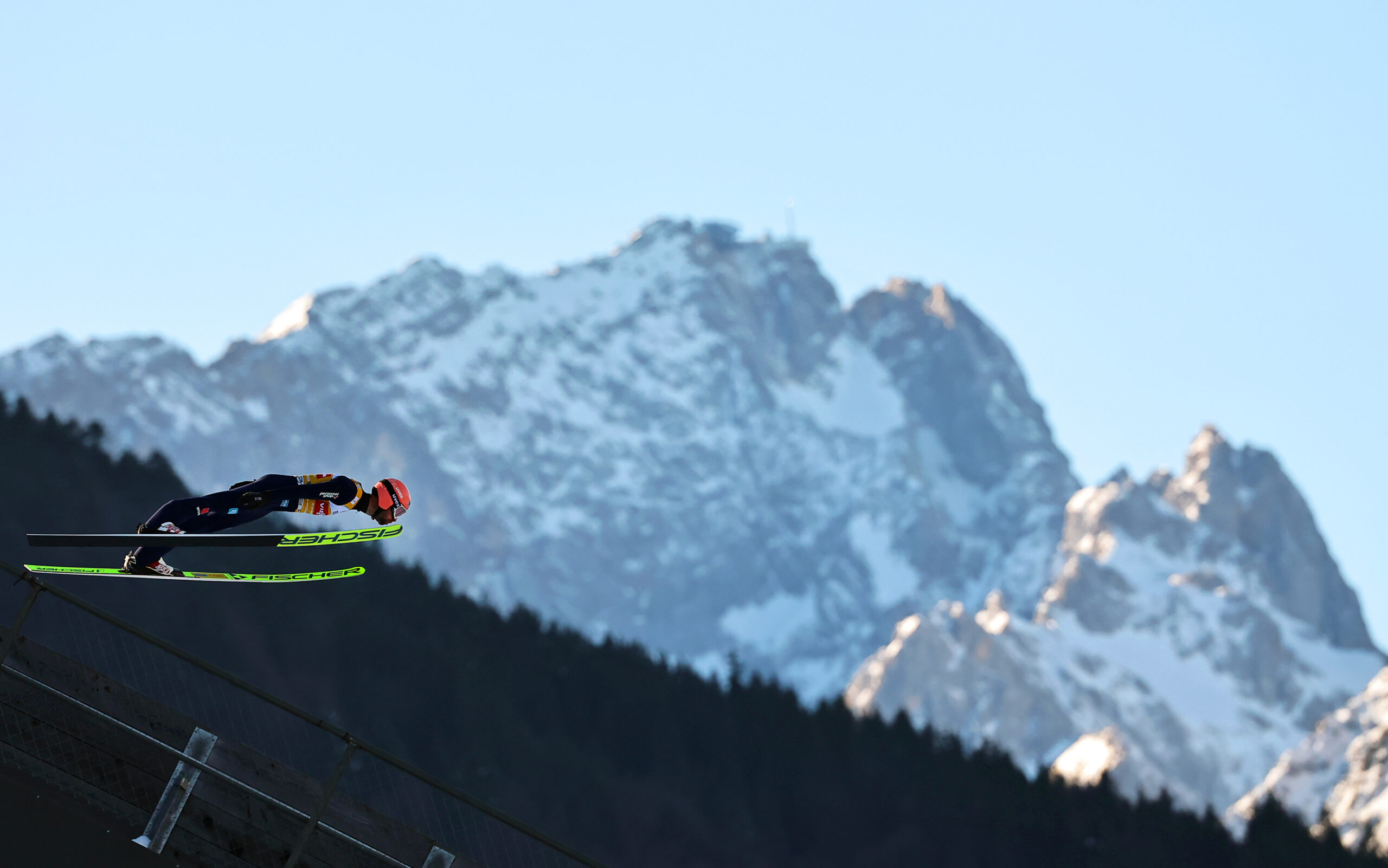 Pius Pasche springt die Schanze in Garmisch herunter