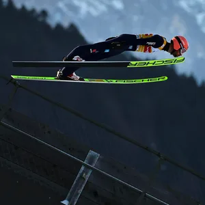 Pius Pasche springt die Schanze in Garmisch herunter