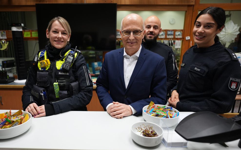 Peter Tschentscher bei einem Besuch im Polizeikommissariat Rotherbaum.