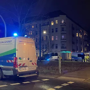 Fahrzeuge vom Entstörungsdienst der Berliner Wasserbetriebe steht an der Ecke Seestraße / Antwerpener Straße.