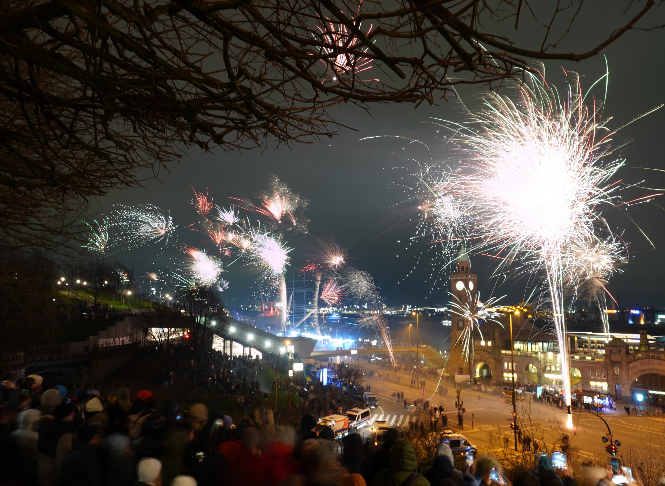 Feuerwerk wird in der Silvesternacht an den Landungsbrücken abgebrannt.