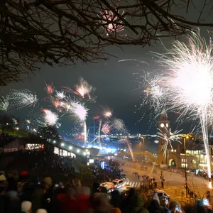 Feuerwerk wird in der Silvesternacht an den Landungsbrücken abgebrannt.