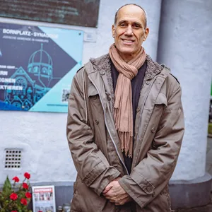 Shlomo Plessner auf dem Joseph-Carlebach-Platz