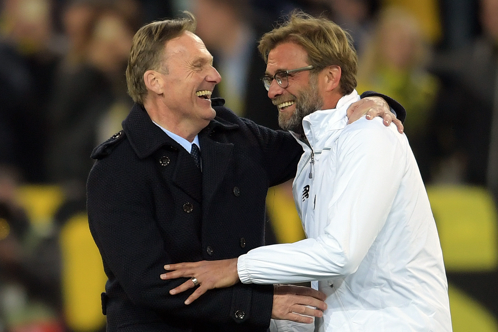 Hans-Joachim Watzke und Jürgen Klopp liegen sich in den Armen.