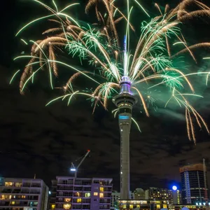 Feuerwerk erleuchtet um die Spitze des Fernsehtumrs in Auckland