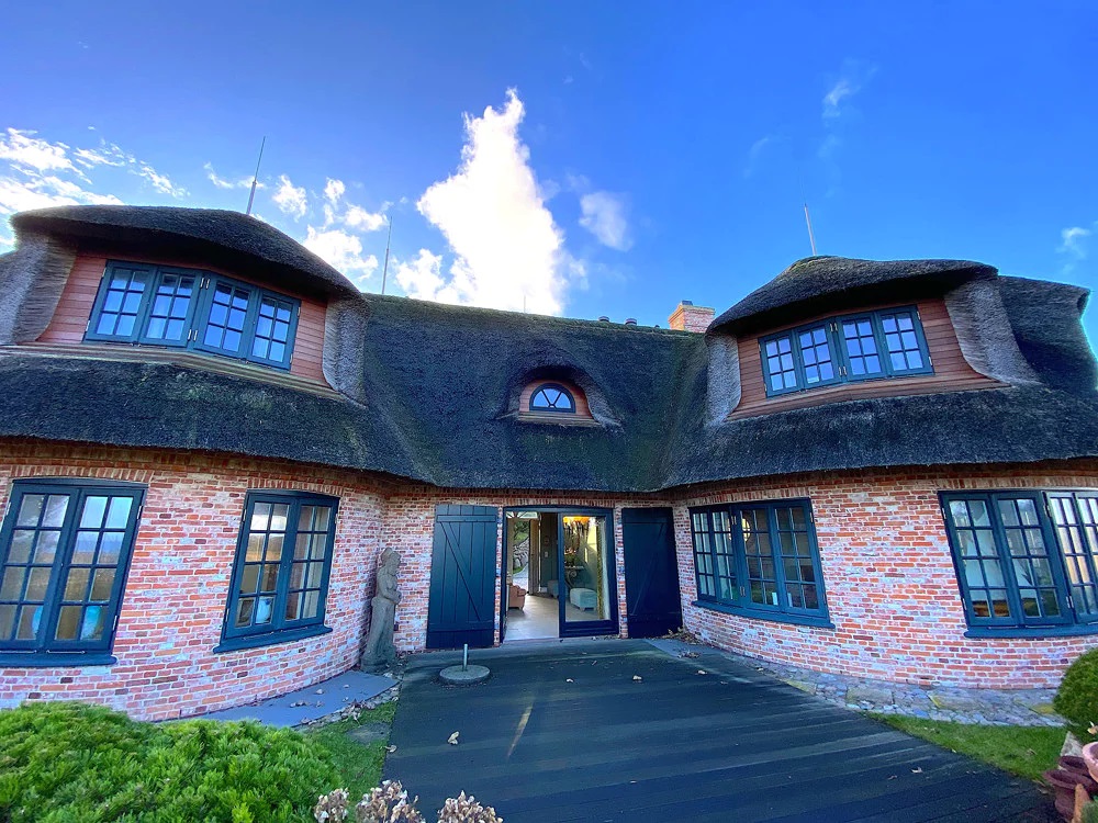 Auf Platz 1 der teuersten Häuser landete diese reetgedeckte Villa in Kampen auf Sylt.