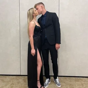 Adam Karabec mit seiner Freundin