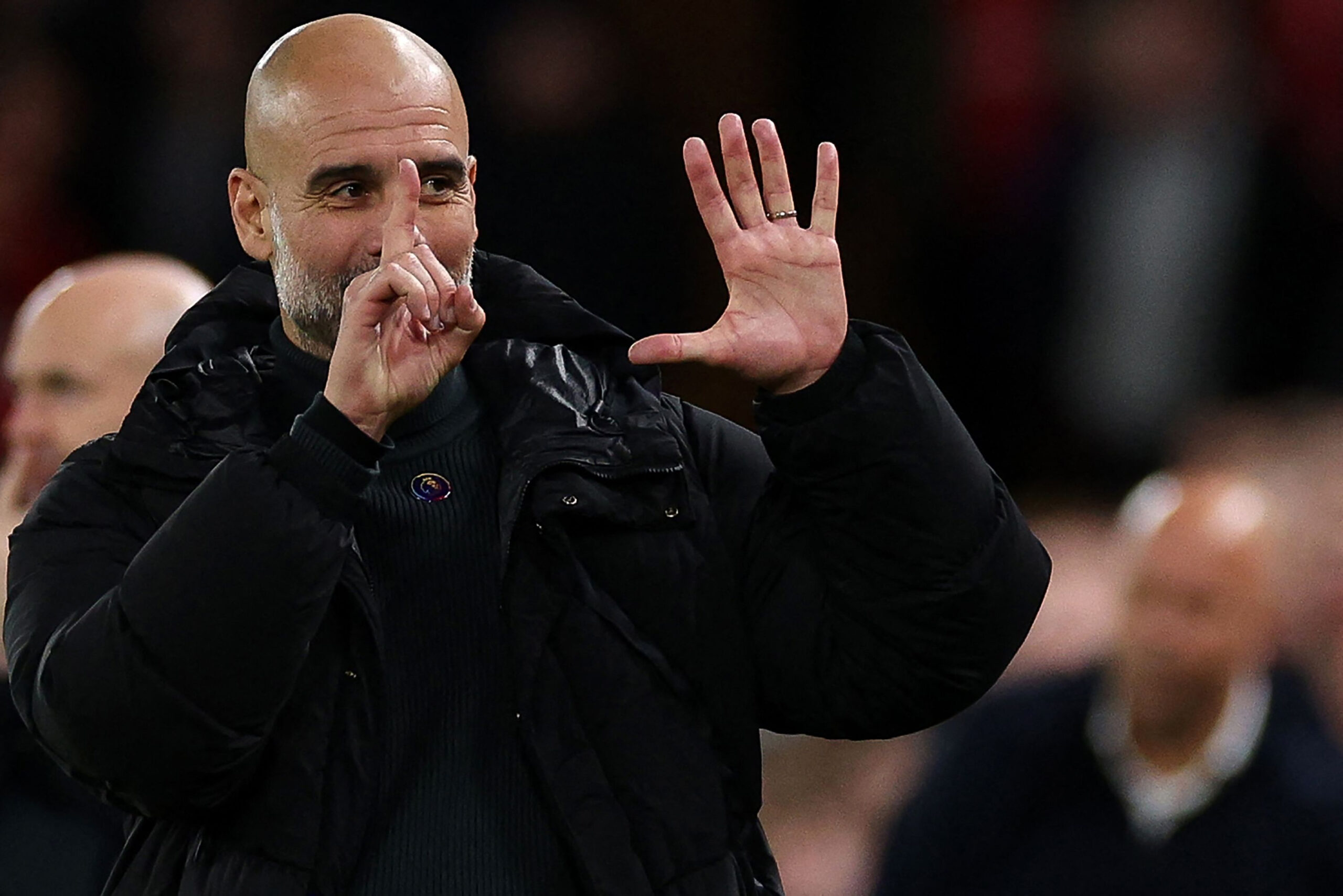 Pep Guardiola zeigt den Liverpool-Fans sechs Finger