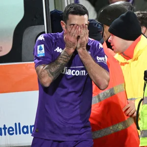 Edoardo Bove wird in den Krankenwagen gebracht, Danilo Cattaldi weint