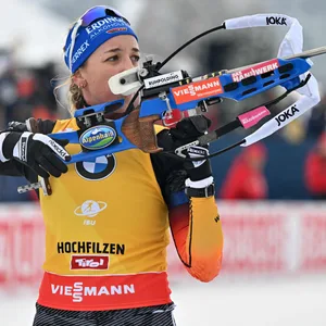 Franziska Preuß am Schießstand in Hochfilzen