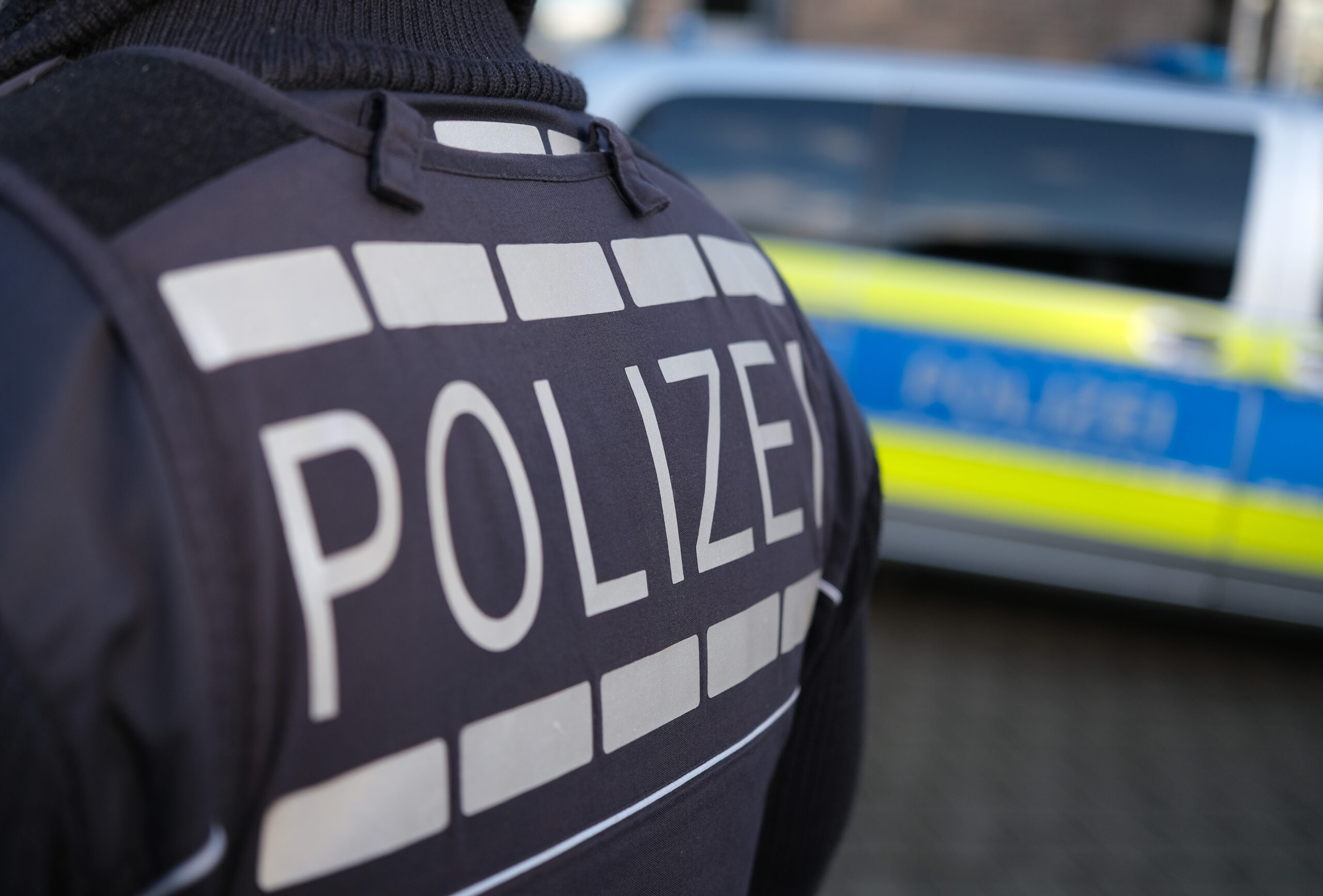 Das Logo der Polizei auf der Dienstkleidung eines Polizisten