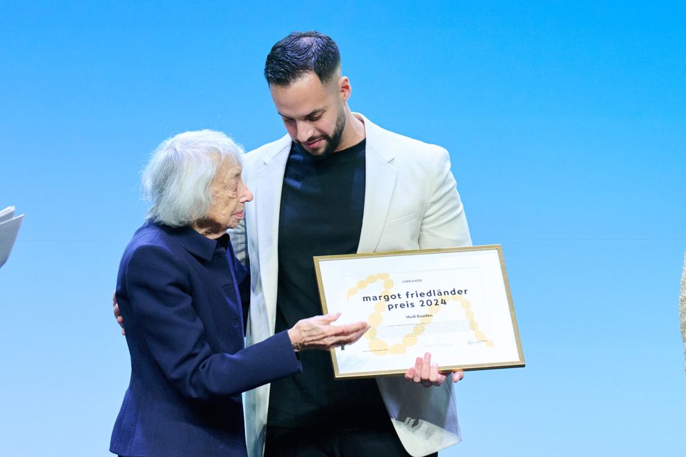 Margot Friedländer übergibt Hédi Bouden den „Margot Friedländer Persönlichkeitspreis 2024“