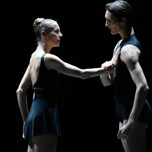 Zwei Ballett-Tänzer in dem Stück „Blake Works V“.