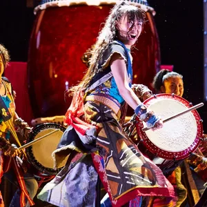 Trommler von „Yamato – The Drummers of Japan“ während einer Aufführung.