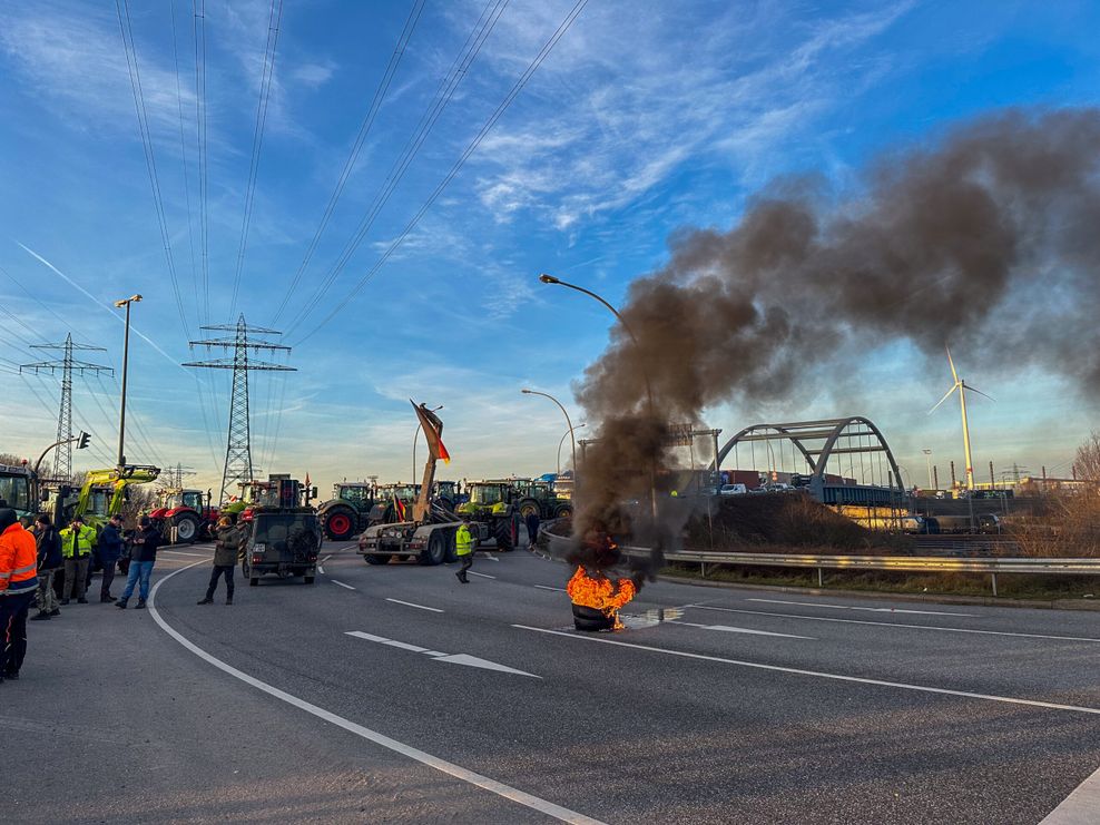 Am 29. Januar 2024 hatten Dutzende Landwirte den Finkenwerder Ring blockiert. (Archivfoto)