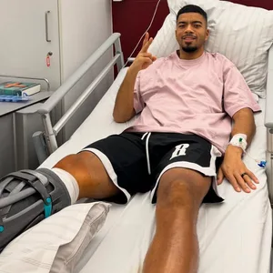 Benjamin Henrichs grüßt lächelnd aus dem Krankenbett