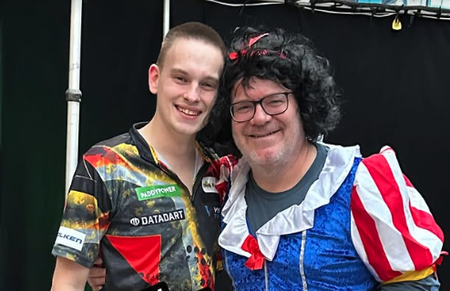 Elton als Schneewittchen mit Ricardo Pietreczko bei der Darts-WM