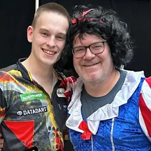 Elton als Schneewittchen mit Ricardo Pietreczko bei der Darts-WM