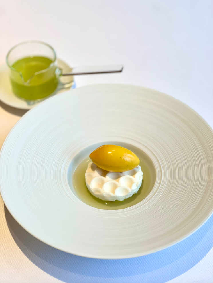 Ananas-Safransorbet mit Mescal, Basilikumdestillat und grüner Jalapeño