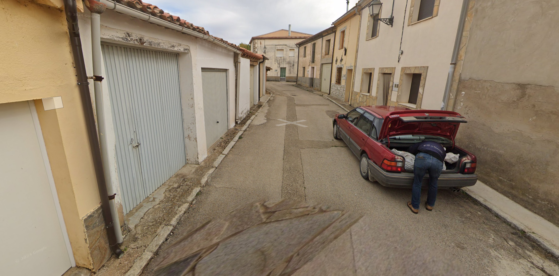 Wird hier eine Leiche verladen? Die Aufnahme des Google-Street-View-Wagens hat zur Aufklärung eines Mordfalls in Spanien beigetragen.