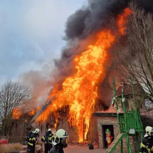 Großbrand in Freizeitpark in Rostock-Rövershagen:Feuer bricht in Traktorbahn aus und greift schnell auf umliegende Attraktionen über - Besucherpark muss an Heiligabend evakuiert werden - Feuerwehr mit Großaufgebot vor Ort
