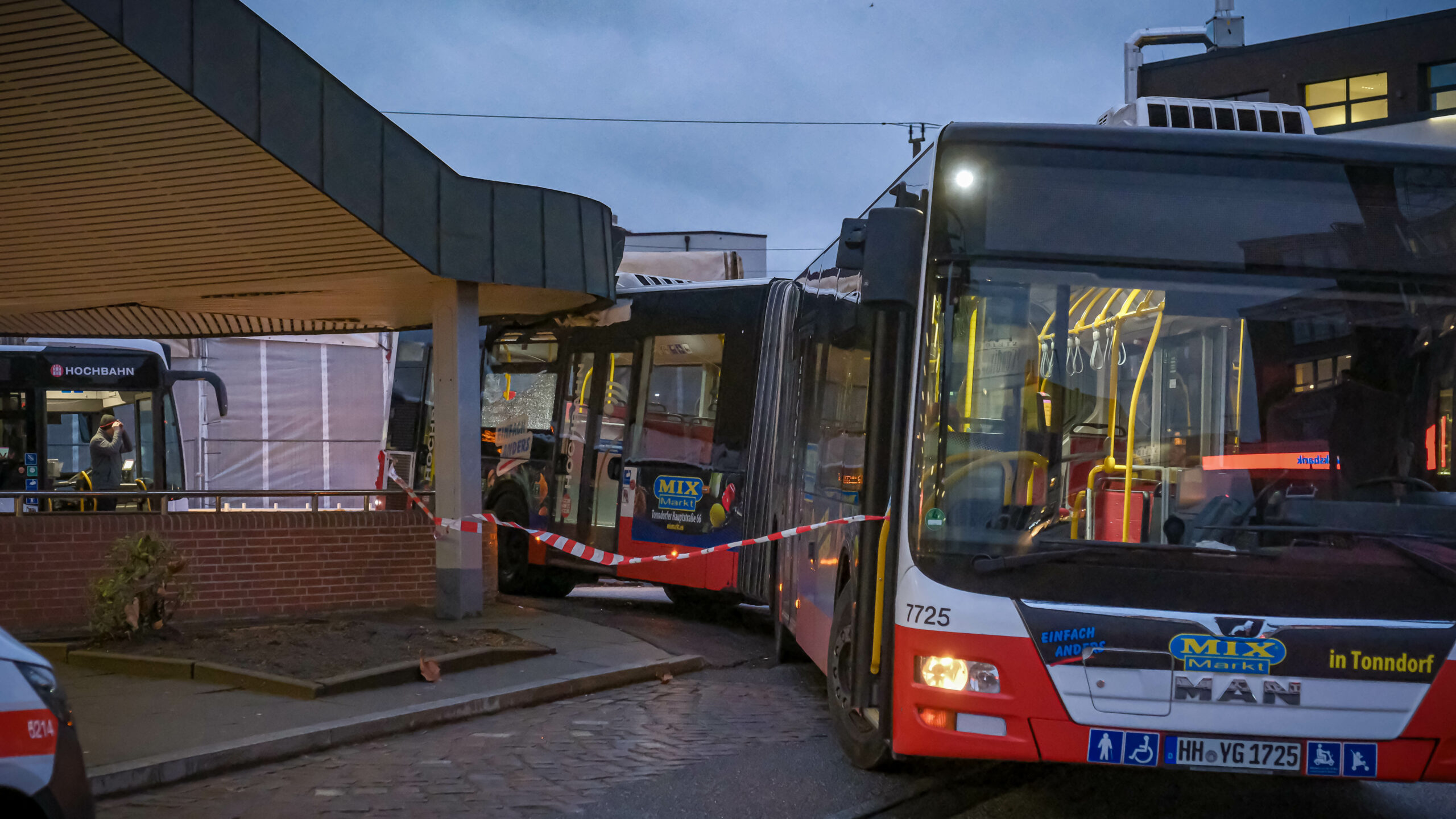 Bus hat sich unter einem dach verkeilt