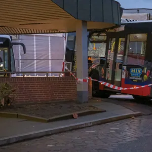 Bus hat sich unter einem dach verkeilt