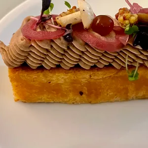 Ein Kunstwerk: die vegane Butter-Brioche mit Pastete, Pilzen und Portweinperlen