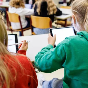 Schüler mit Tablets im Unterricht (Symbolbild).