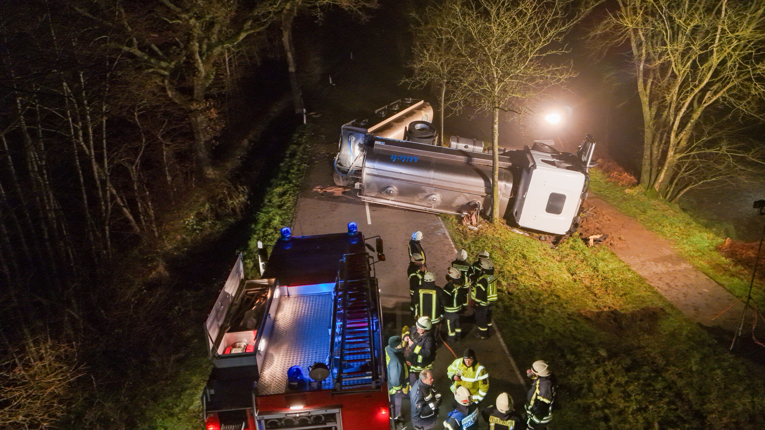 Der Milchlaster stürzte auf die Seite. Beide Insassen wurden leicht verletzt.