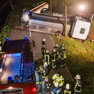 Der Milchlaster stürzte auf die Seite. Beide Insassen wurden leicht verletzt.