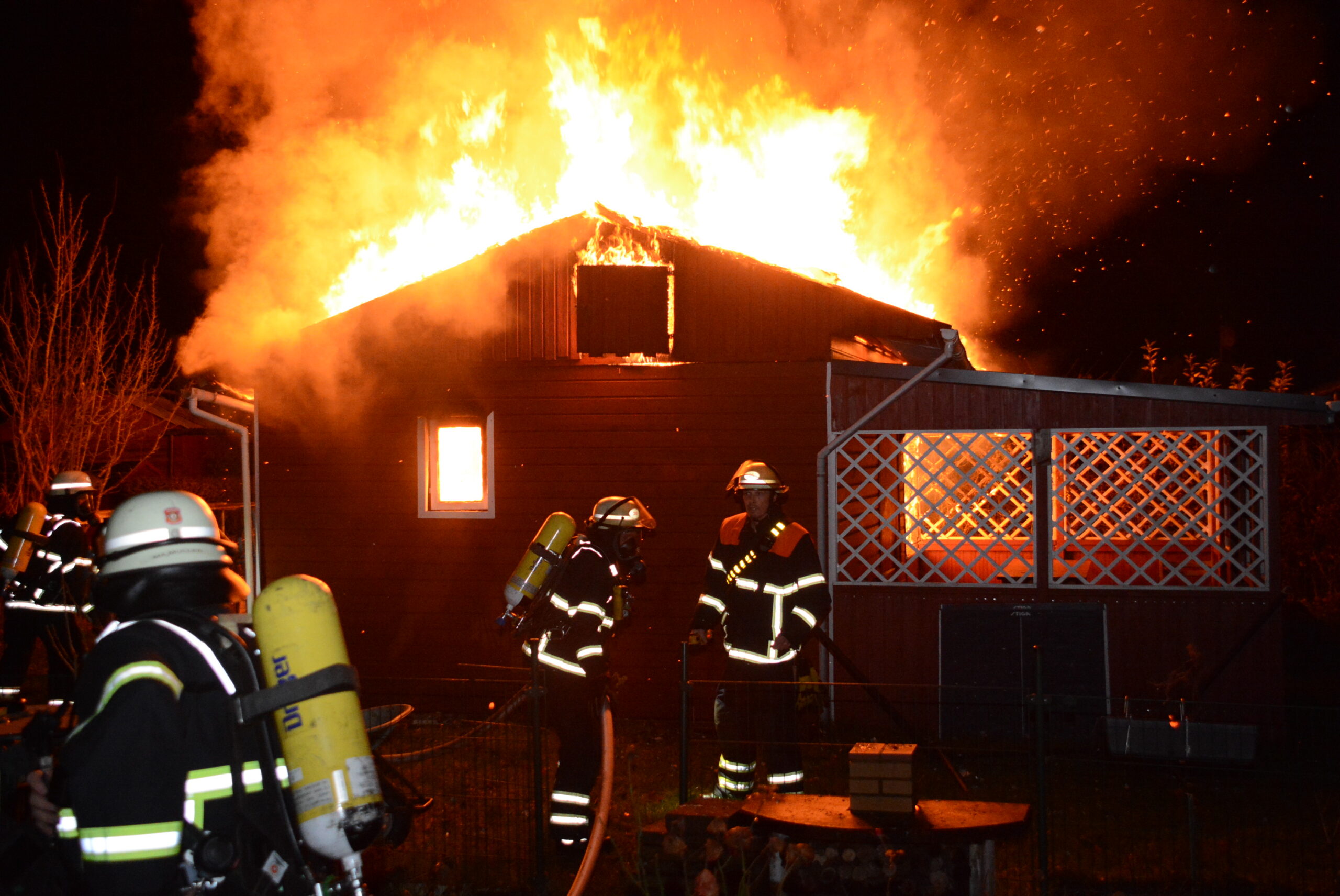 Meterhohe Flammen in Bergedorf – Feuerwehr hat große Mühe brennendes Holzhaus zu löschen