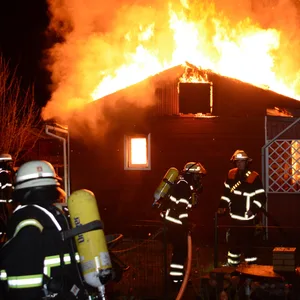 Meterhohe Flammen in Bergedorf – Feuerwehr hat große Mühe brennendes Holzhaus zu löschen