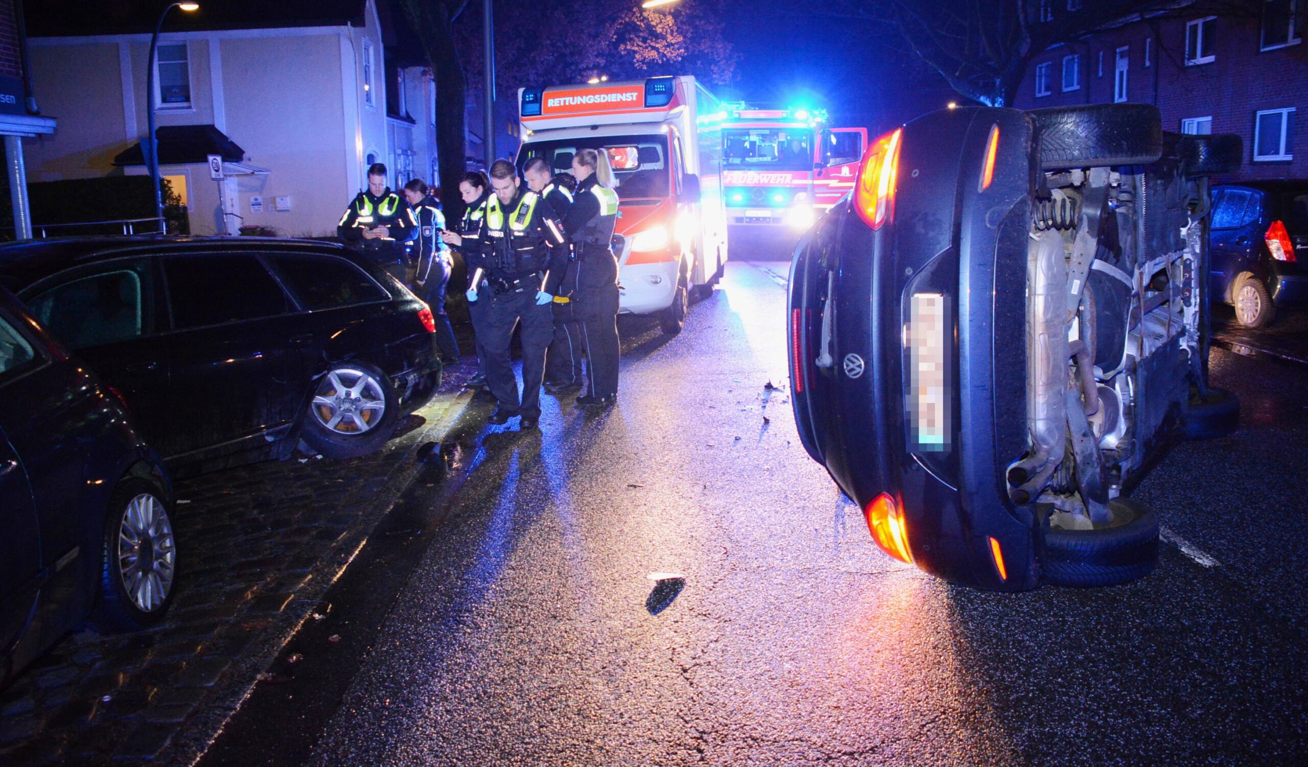 Unfall in Lohbrügge – Suff-Fahrer rammt parkende Autos und überschlägt sich dann