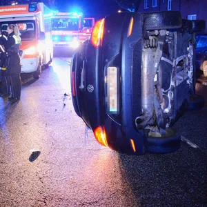 Unfall in Lohbrügge – Suff-Fahrer rammt parkende Autos und überschlägt sich dann
