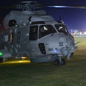 Ein Hubschrauber der Marine brachte die verletzte Person in ein Krankenhaus.